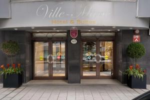 ein Hotel und Suiten Zugang zu einem Gebäude in der Unterkunft Best Western Ville-Marie Hotel & Suites in Montreal