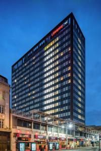wysoki czarny budynek z mnóstwem okien w obiekcie Hampton by Hilton Birmingham Broad Street w Birmingham