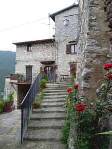 una casa de piedra con escaleras que conducen a ella en casa belvedere a Valle San Martino di Spoleto en Spoleto