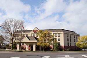 un edificio en la esquina de una calle en Hampton Inn Gettysburg, en Gettysburg