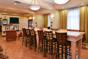 une grande salle à manger avec une grande table et des chaises dans l'établissement Hampton Inn Williamsburg, à Williamsburg