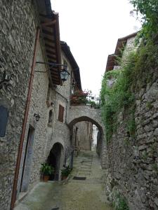 un callejón con un arco en un edificio de piedra en casa belvedere a Valle San Martino di Spoleto en Spoleto