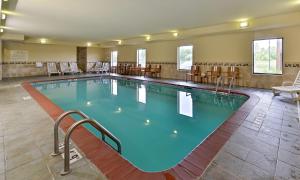 a large swimming pool in a hotel room at Hampton Inn Muscatine in Muscatine