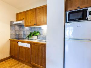 Kuchyňa alebo kuchynka v ubytovaní Appartement de 70 m² au centre-ville avec piscine, hammam, sauna et balcon bien exposé - FR-1-296-392
