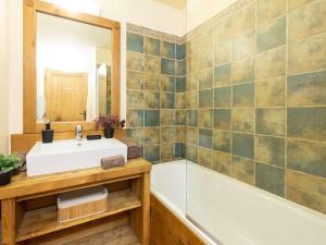 Kúpeľňa v ubytovaní Appartement de 70 m² au centre-ville avec piscine, hammam, sauna et balcon bien exposé - FR-1-296-392 + 14 fotografií