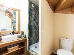 Kúpeľňa v ubytovaní Appartement de 70 m² au centre-ville avec piscine, hammam, sauna et balcon bien exposé - FR-1-296-392
