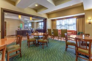 un restaurante con mesas y sillas y un bar en Hampton Inn Okeechobee - Lake Okeechobee, en Okeechobee