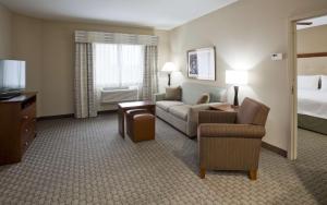 Habitación de hotel con sofá y cama en Homewood Suites by Hilton Rochester Mayo Clinic-St. Marys Campus, en Rochester