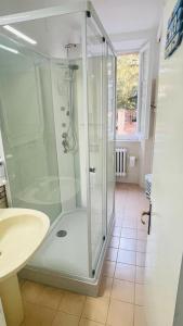 uma casa de banho com um chuveiro e um lavatório. em Domi B & B em Macerata