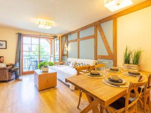 Posedenie v ubytovaní Appartement 10 pers avec piscine, sauna et parking en centre-ville de Saint-Lary-Soulan - FR-1-296-394