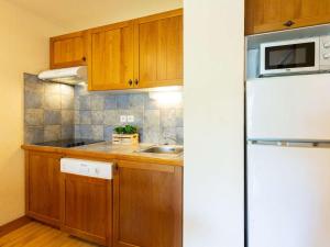 Kuchyňa alebo kuchynka v ubytovaní Appartement 10 pers avec piscine, sauna et parking en centre-ville de Saint-Lary-Soulan - FR-1-296-394
