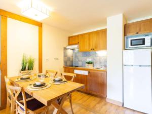 Kuchyňa alebo kuchynka v ubytovaní Appartement 10 pers avec piscine, sauna et parking en centre-ville de Saint-Lary-Soulan - FR-1-296-394