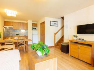 Kuchyňa alebo kuchynka v ubytovaní Appartement 10 pers avec piscine, sauna et parking en centre-ville de Saint-Lary-Soulan - FR-1-296-394