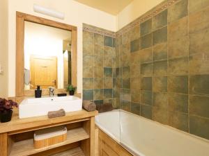 Kúpeľňa v ubytovaní Appartement 10 pers avec piscine, sauna et parking en centre-ville de Saint-Lary-Soulan - FR-1-296-394