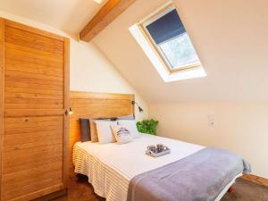 a bedroom with a bed and a skylight at Appartement Saint-Lary-Soulan, 4 pièces, 10 personnes - FR-1-296-394 in Saint-Lary-Soulan