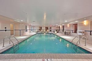 - une grande piscine dans une chambre d'hôtel dans l'établissement Hampton Inn Gainesville-Haymarket, à Gainesville