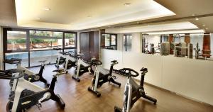 Hilton Alexandria King's Ranch Hotel的健身中心和/或健身设施