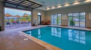 a swimming pool in a house at Hampton Inn & Suites Roseburg in Roseburg