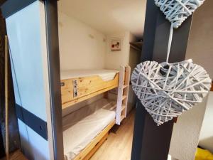 Posteľ alebo postele v izbe v ubytovaní Charmant Studio Lumineux au Hameau, à 150m des Pistes, WiFi Inclus - FR-1-292-181
