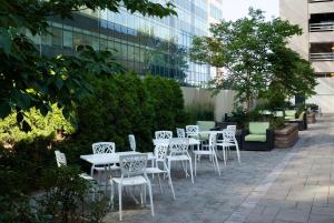 un groupe de tables et de chaises blanches devant un bâtiment dans l'établissement DoubleTree by Hilton Hotel Cleveland Downtown - Lakeside, à Cleveland