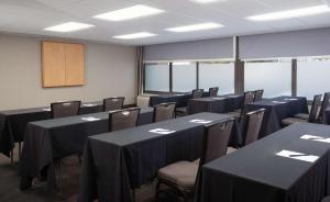 een vergaderzaal met zwarte tafels en stoelen bij DoubleTree by Hilton Hotel Cleveland Downtown - Lakeside in Cleveland