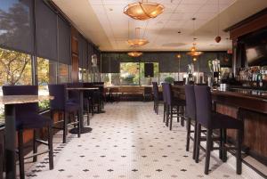 een restaurant met tafels en stoelen en een bar bij DoubleTree by Hilton Hotel Cleveland Downtown - Lakeside in Cleveland