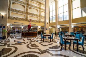 a restaurant with tables and chairs in a lobby at DoubleTree by Hilton Dhahran in Al Khobar