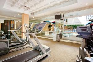 Hilton Los Angeles/San Gabriel في سان غابرييل: صالة ألعاب رياضية مع أجهزة ركض وجهاز ركض