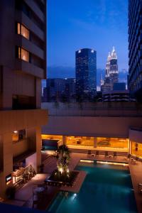 een uitzicht op de skyline van de stad 's nachts vanuit een gebouw bij DoubleTree By Hilton Kuala Lumpur in Kuala Lumpur