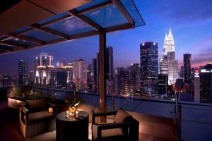 een balkon met uitzicht op de stad in de nacht bij DoubleTree By Hilton Kuala Lumpur in Kuala Lumpur