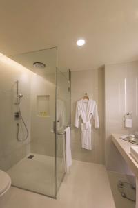 uma casa de banho com um chuveiro, um WC e um lavatório. em DoubleTree By Hilton Kuala Lumpur em Kuala Lumpur
