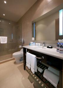 y baño con lavabo, aseo y ducha. en Hampton by Hilton Panama, en Panamá