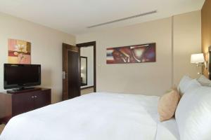 Cama ou camas em um quarto em Hilton Garden Inn Riyadh Olaya