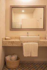 W łazience znajduje się umywalka, lustro i ręczniki. w obiekcie Casa Montespejo B&B w mieście Querétaro