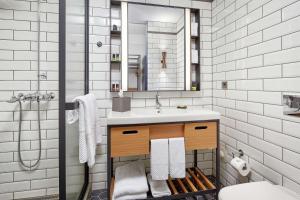 Un baño de Canopy by Hilton Reykjavik City Centre