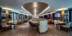 a restaurant with tables and chairs and a bar at Doubletree By Hilton Istanbul Topkapi in Istanbul