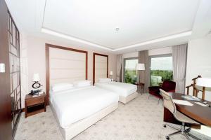 Una habitación de hotel con dos camas y un escritorio. en Doubletree By Hilton Istanbul Topkapi, en Estambul 18 fotos más