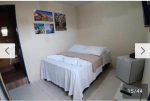 ポルト・デ・ガリーニャスにあるPOUSADA CÉU AZULのベッドルーム1室(ベッド1台付)が備わります。壁に絵が飾られています。