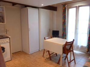 Kuchyňa alebo kuchynka v ubytovaní Appartement Cosy à Dolus-d'Oléron - 4 Couchages, Proche Plage avec Balcon et Parking Gratuit - FR-1-246A-141
