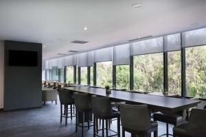 a large dining room with a long table and chairs at Hampton Inn By Hilton San Luis Potosi in San Luis Potosí +30 photos