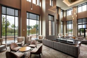 Embassy Suites by Hilton South Bend的休息区