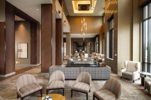 Embassy Suites by Hilton South Bend的休息区