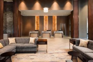 Embassy Suites by Hilton South Bend的休息区