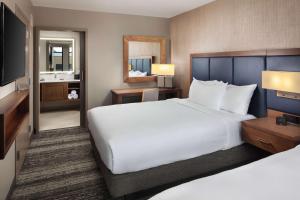 Embassy Suites by Hilton South Bend客房内的一张或多张床位