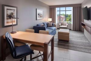 Embassy Suites by Hilton South Bend的休息区