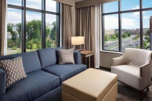Embassy Suites by Hilton South Bend的休息区