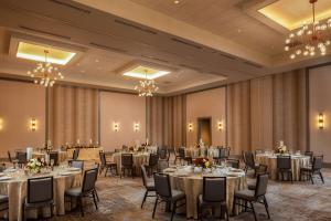 Embassy Suites by Hilton South Bend餐厅或其他用餐的地方