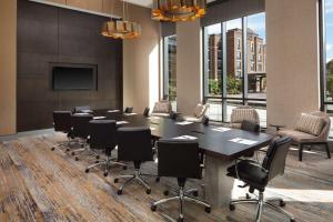 Embassy Suites by Hilton South Bend的电视和/或娱乐中心