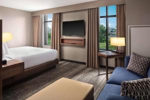 Embassy Suites by Hilton South Bend客房内的一张或多张床位