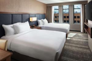 Embassy Suites by Hilton South Bend客房内的一张或多张床位